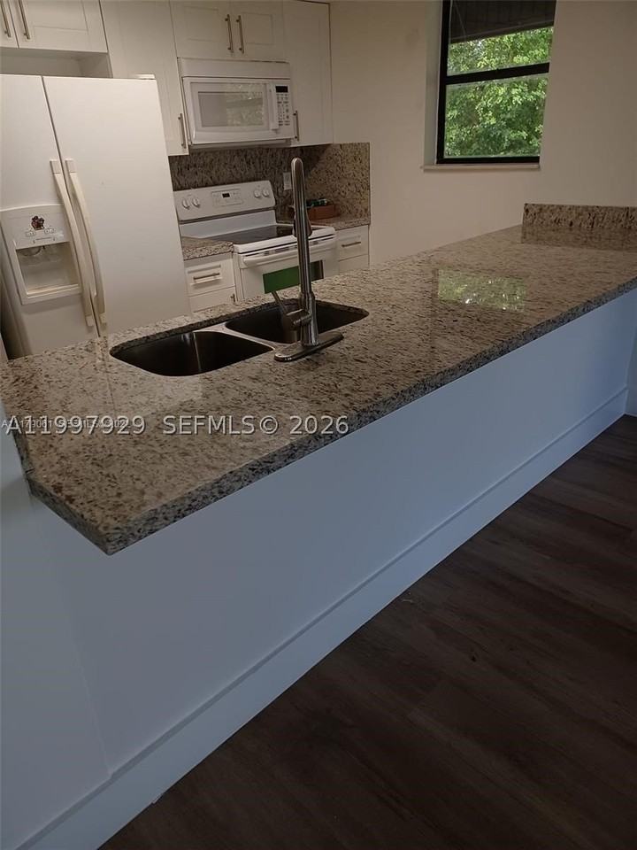 16220 Nw 2nd Ave #411