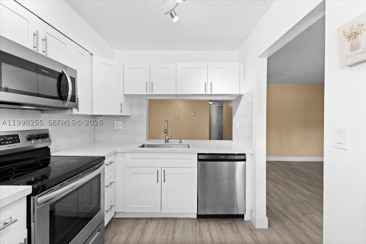 3047 N Oakland Forest Dr #204 - Photo 3 of 18