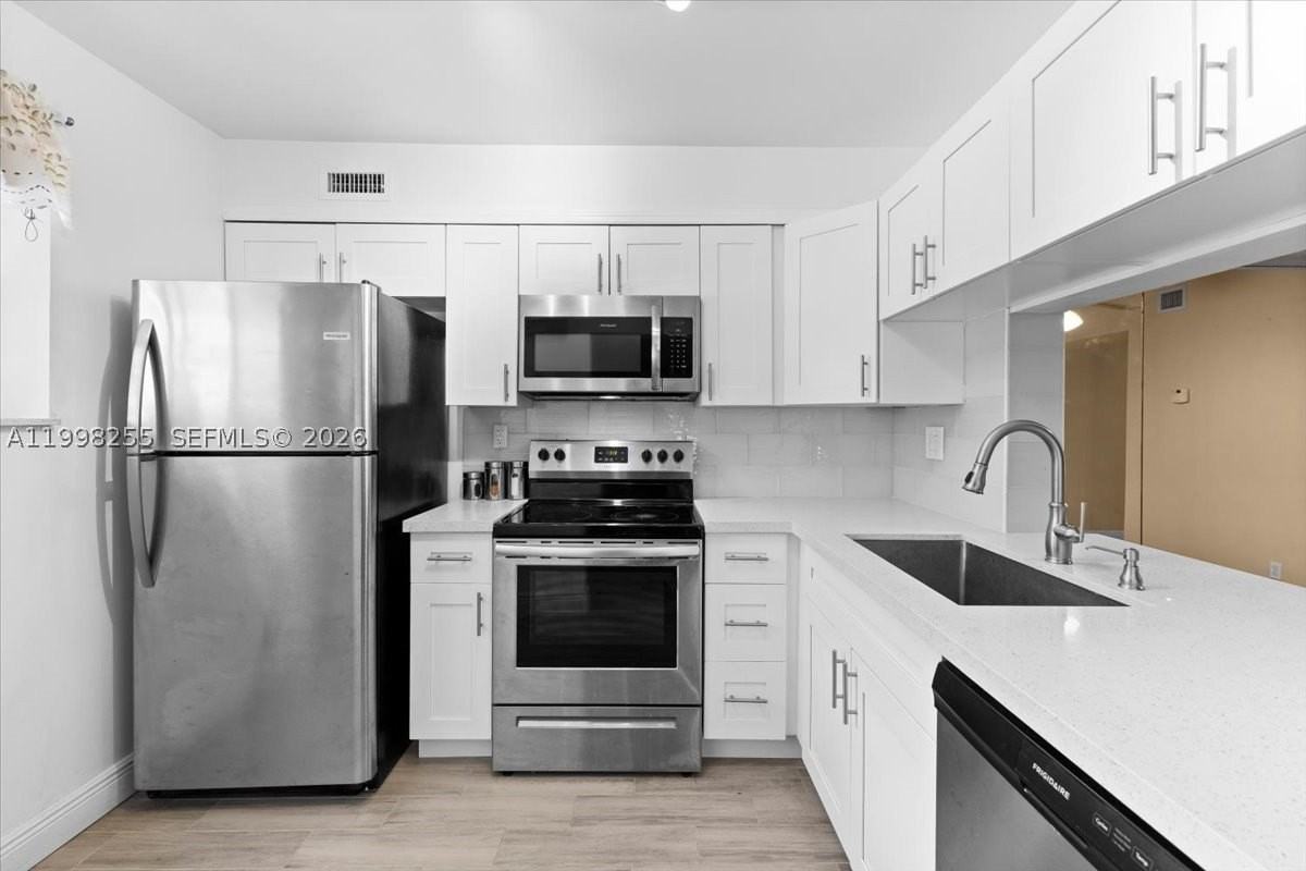 3047 N Oakland Forest Dr #204 - Photo 4 of 18