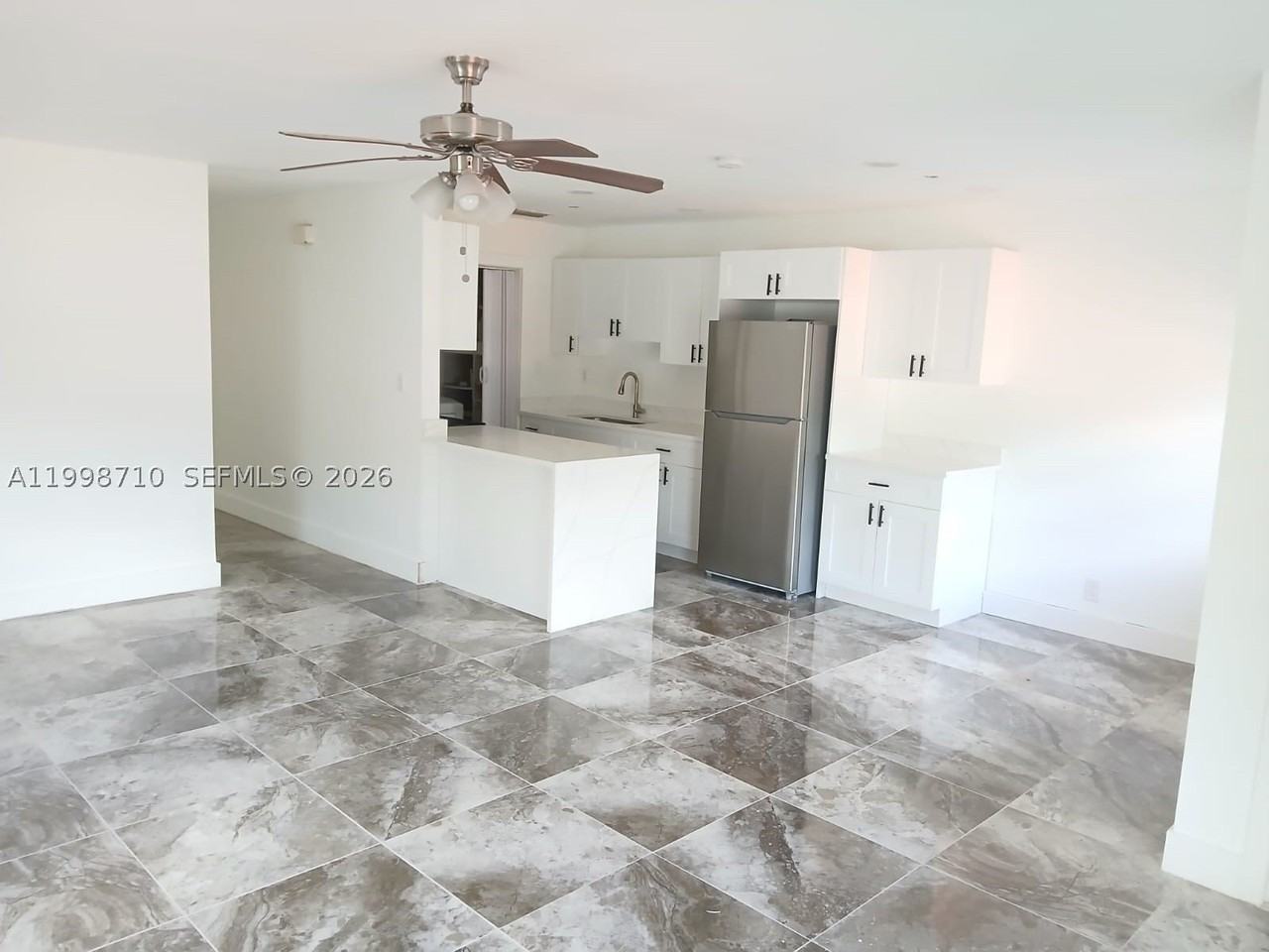 812 Sw 13th St #812 - Photo 2 of 17