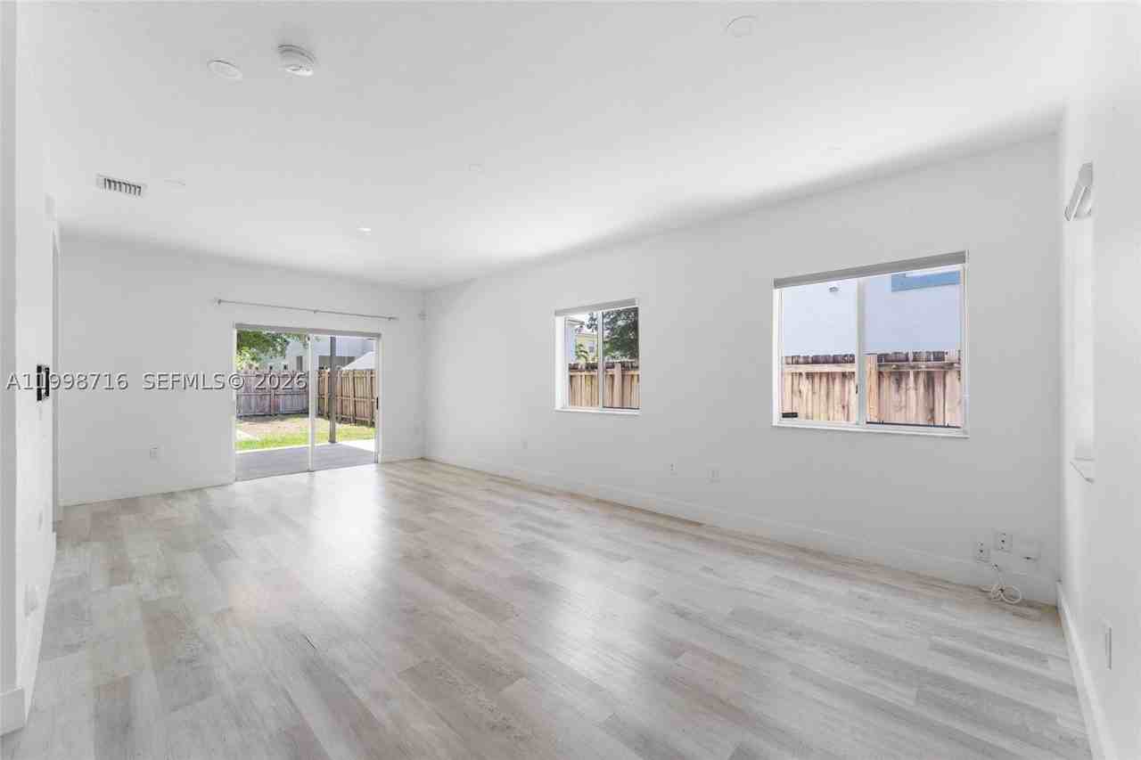 379 Ne 31st Ave #379 - Photo 3 of 23