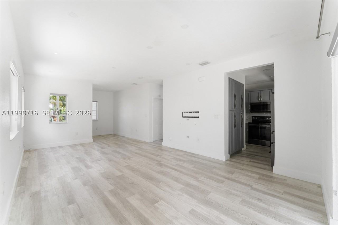379 Ne 31st Ave #379 - Photo 4 of 23