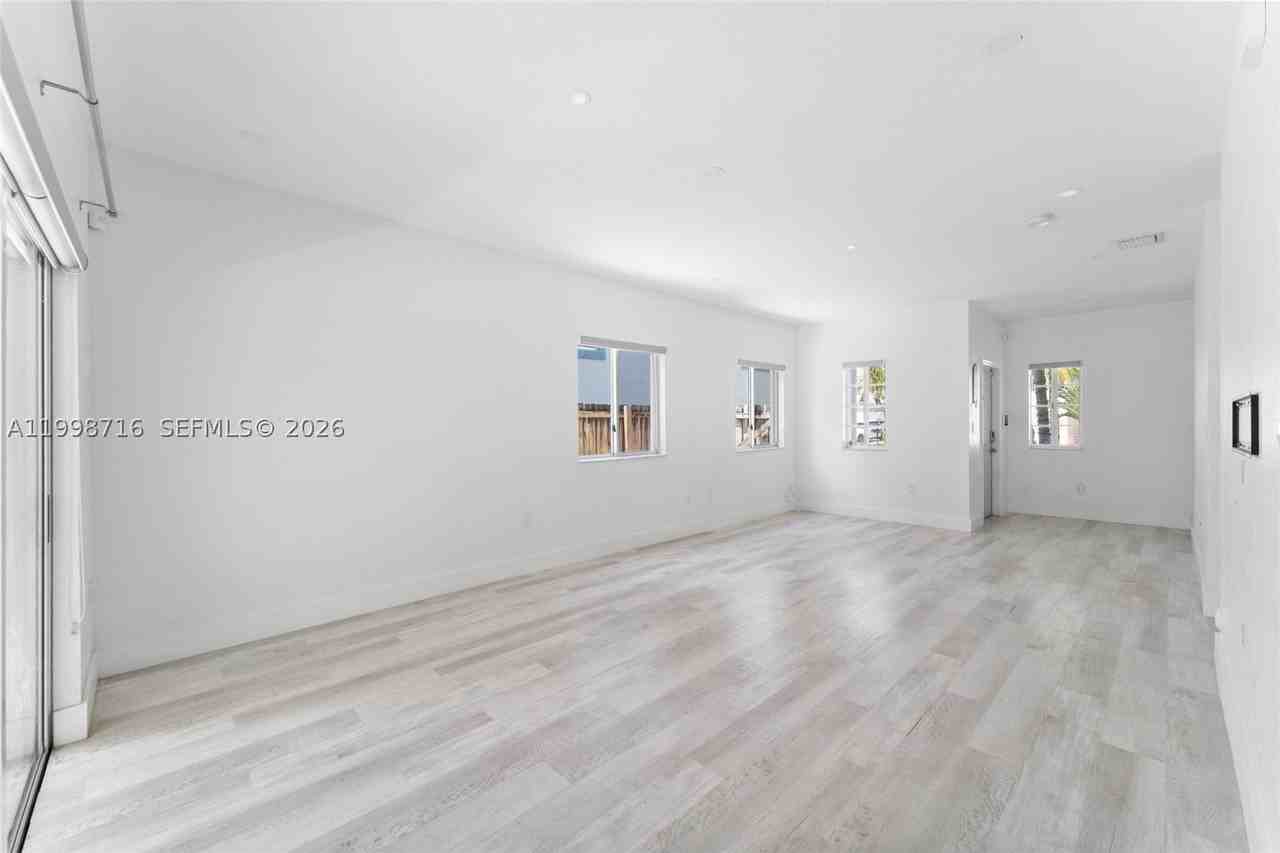 379 Ne 31st Ave #379 - Photo 5 of 23