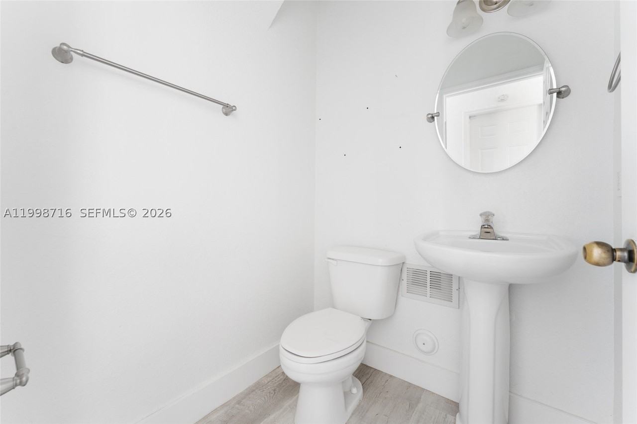 379 Ne 31st Ave #379 - Photo 6 of 23