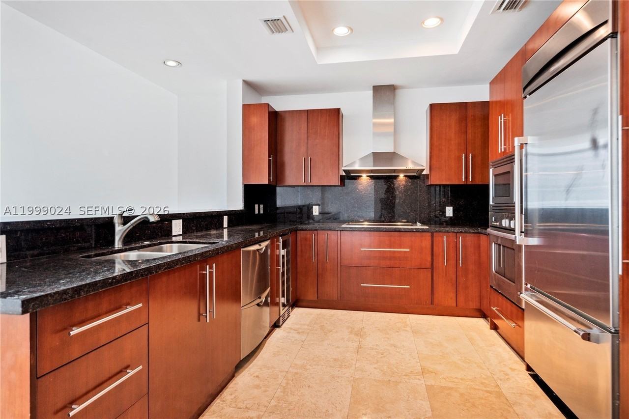 Nw North River Dr #402 - Photo 4 of 17