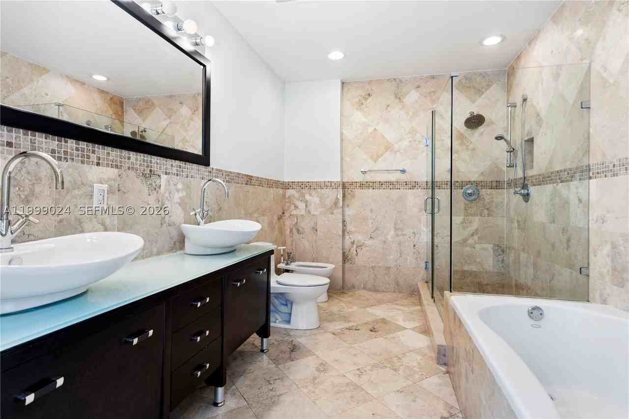 Nw North River Dr #402 - Photo 7 of 17