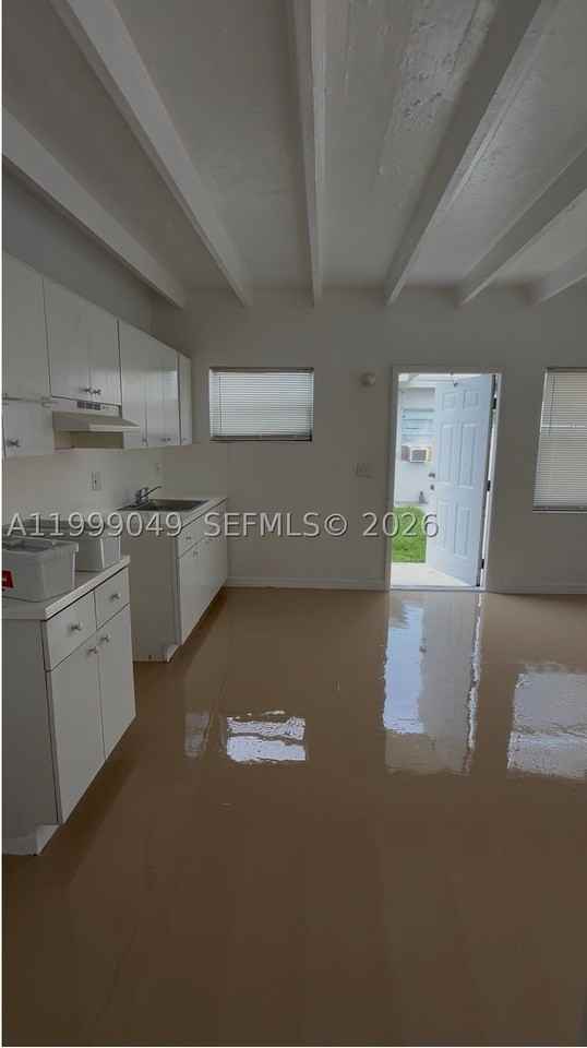320 Sw 11th Ave #1 - Photo 3 of 11