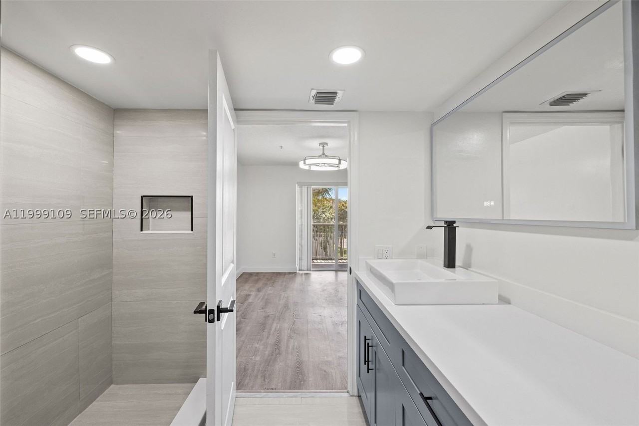 470 S Park Rd #7-307 - Photo 4 of 14