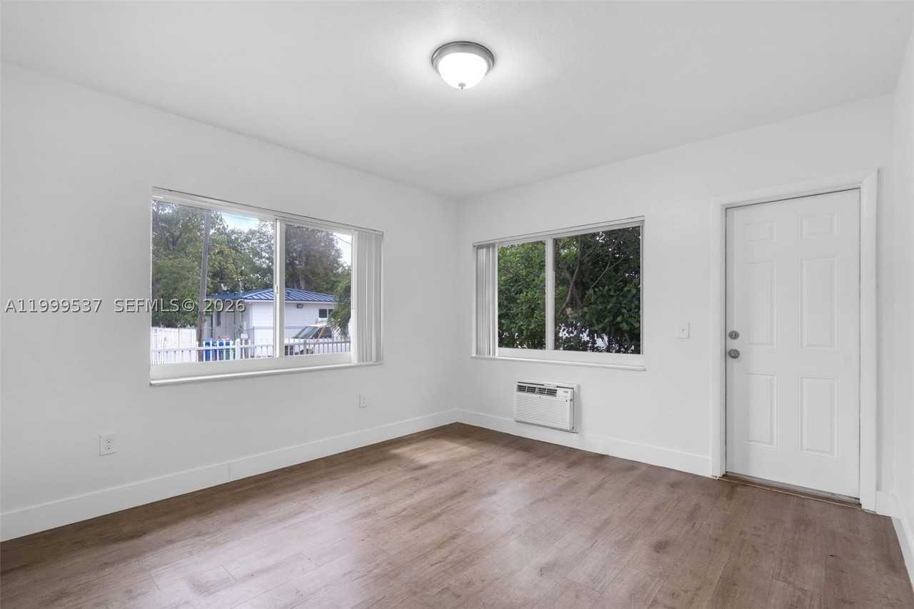 5549 Ne Miami Ct #1 - Photo 6 of 14