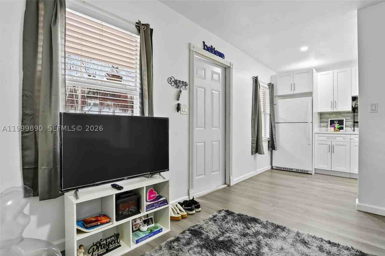 920 Sw 30th St #2 - Photo 2 of 29