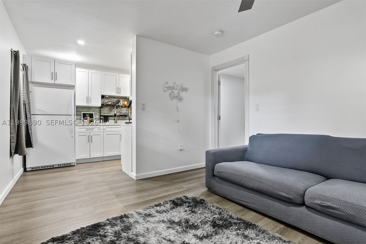 920 Sw 30th St #2 - Photo 3 of 29