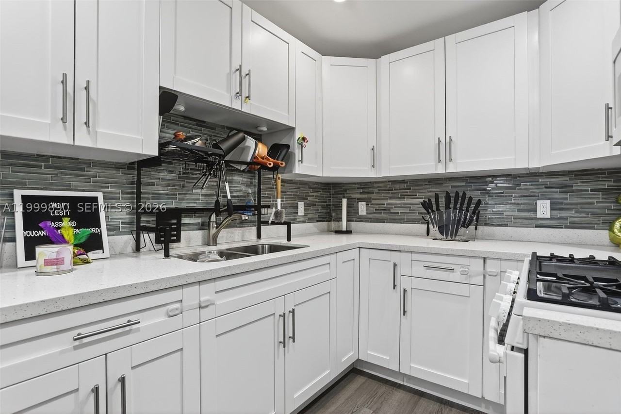 920 Sw 30th St #2 - Photo 4 of 29