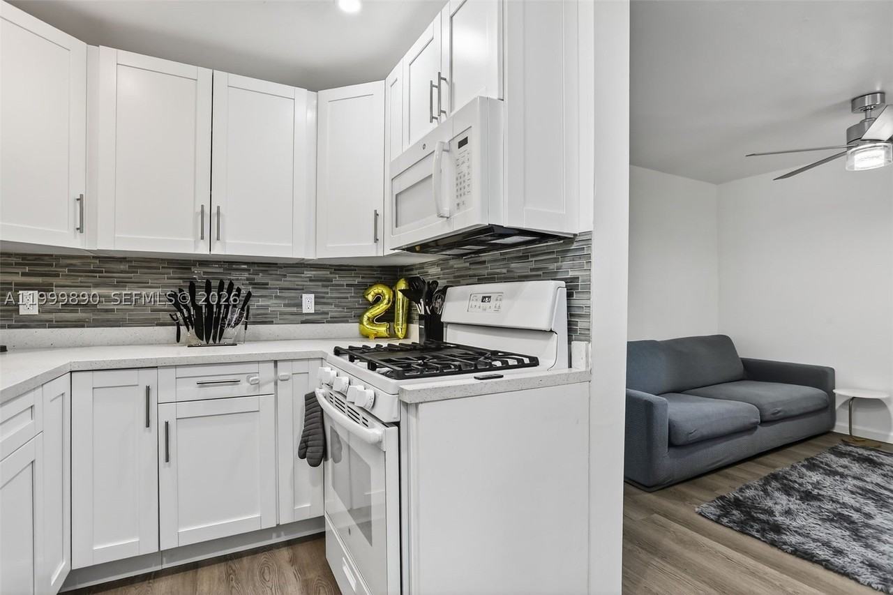 920 Sw 30th St #2 - Photo 5 of 29
