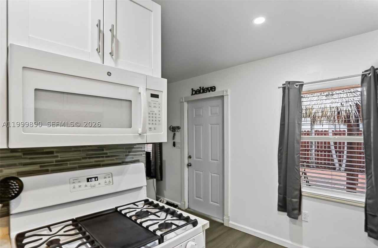 920 Sw 30th St #2 - Photo 6 of 29