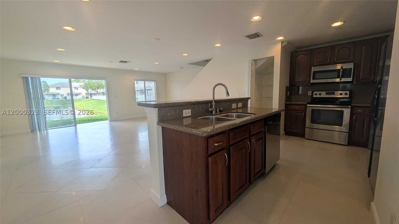 5910 Royal Way - Photo 3 of 36
