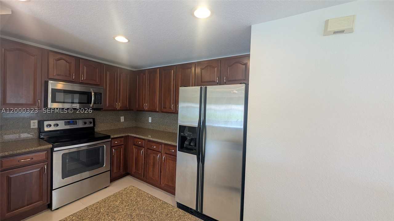 5910 Royal Way - Photo 4 of 36