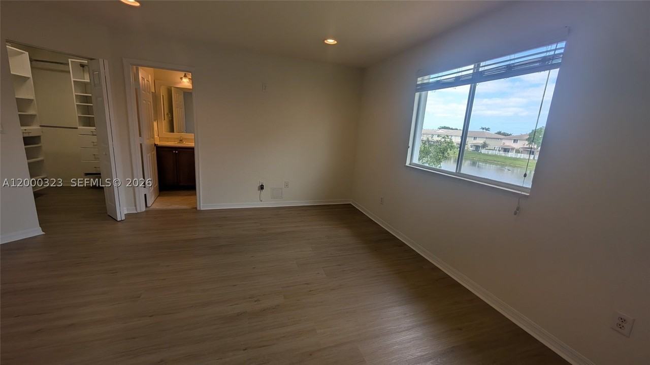 5910 Royal Way - Photo 5 of 36