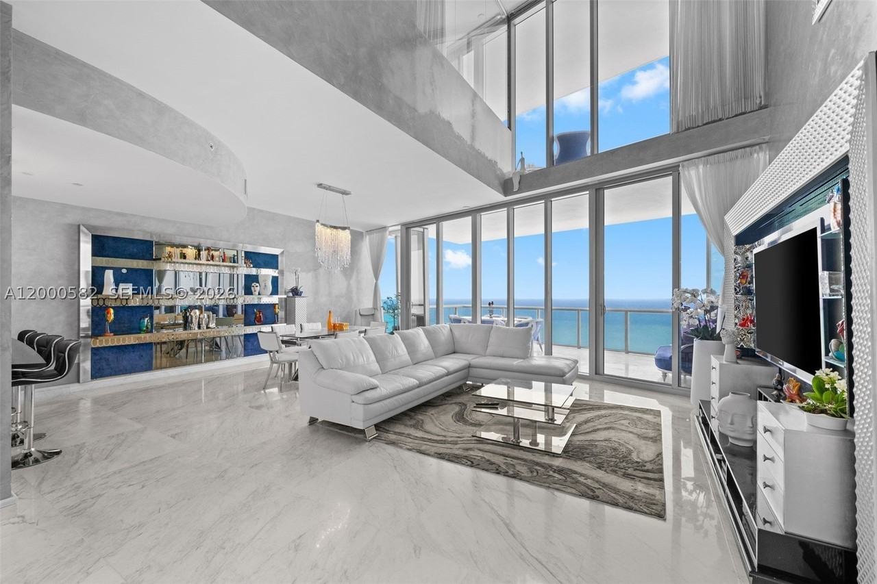 17121 Collins Ave - Photo 2 of 50