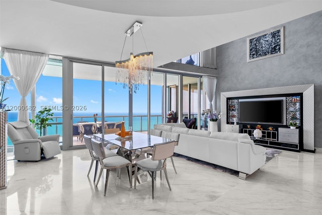 17121 Collins Ave - Photo 4 of 50