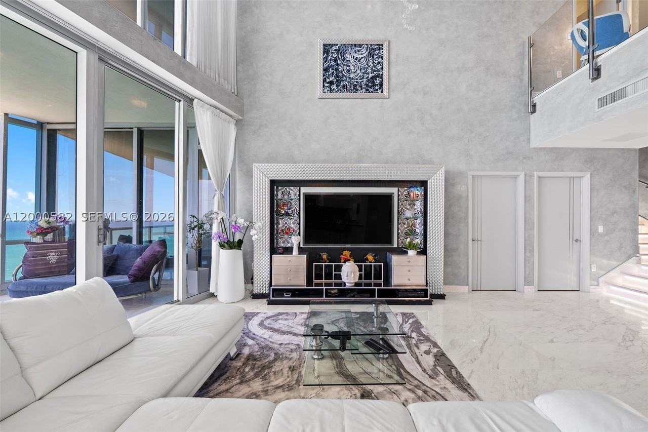 17121 Collins Ave - Photo 6 of 50