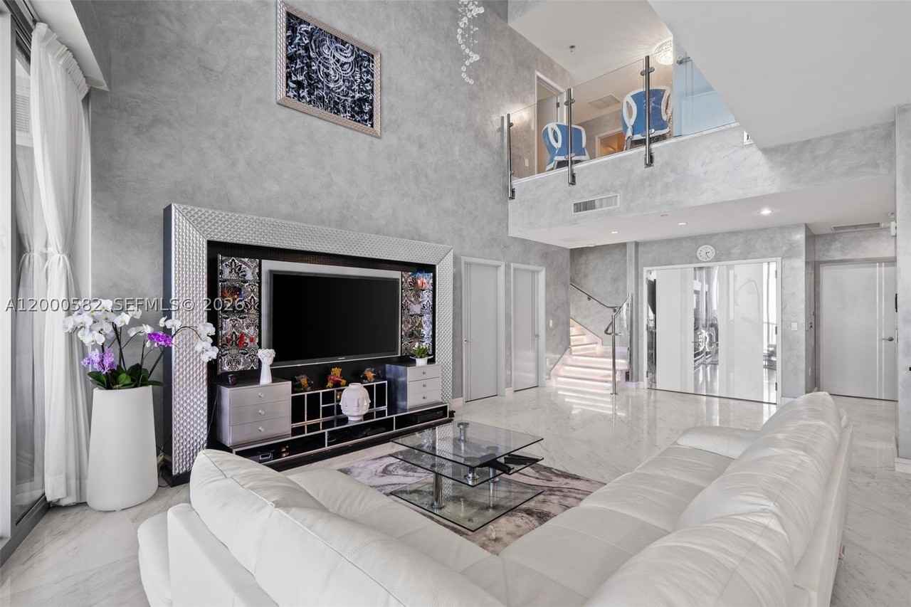 17121 Collins Ave - Photo 7 of 50