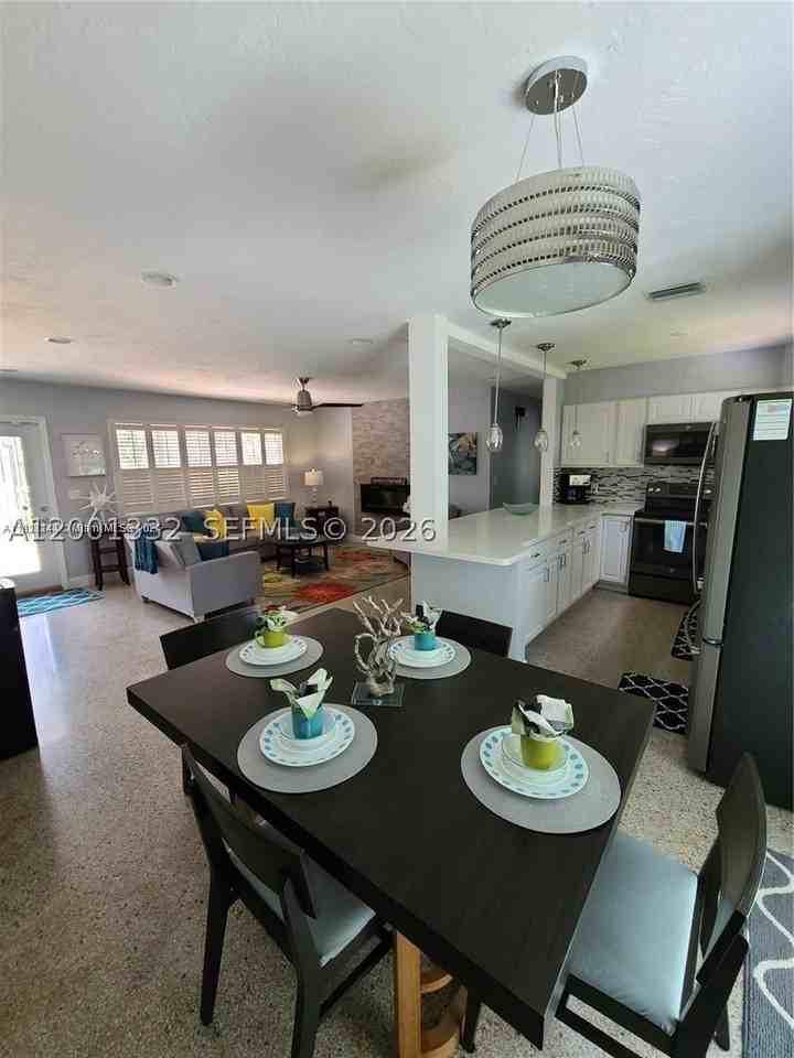 2741 Ne 16th Ave - Photo 3 of 19