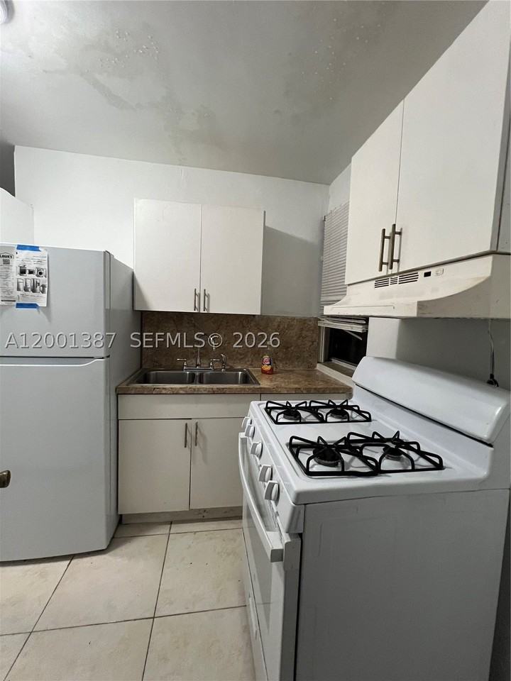 413 Nw 33rd St #A - Photo 5 of 8