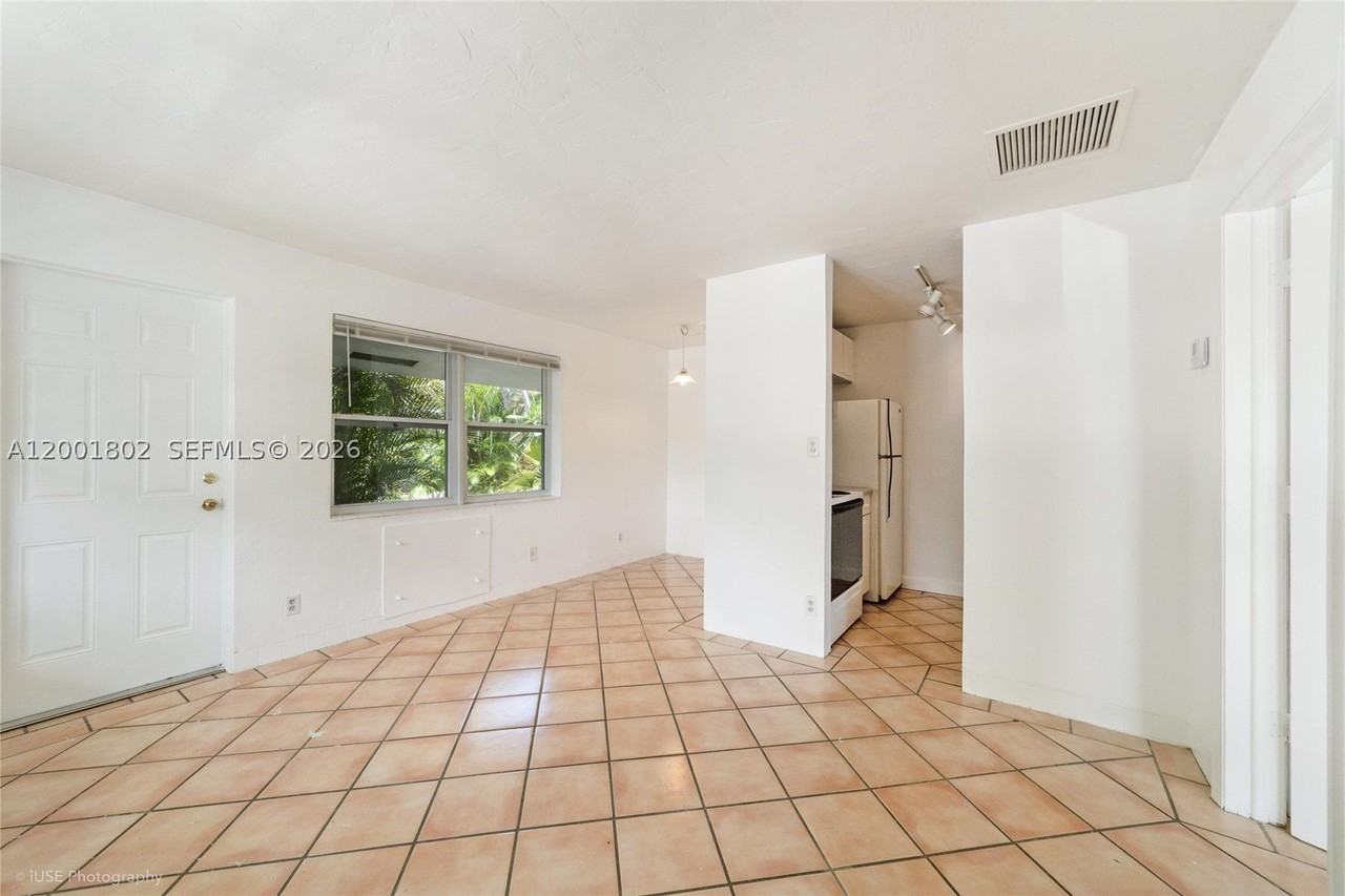 924 Ne 17th Ter #1 - Photo 5 of 12