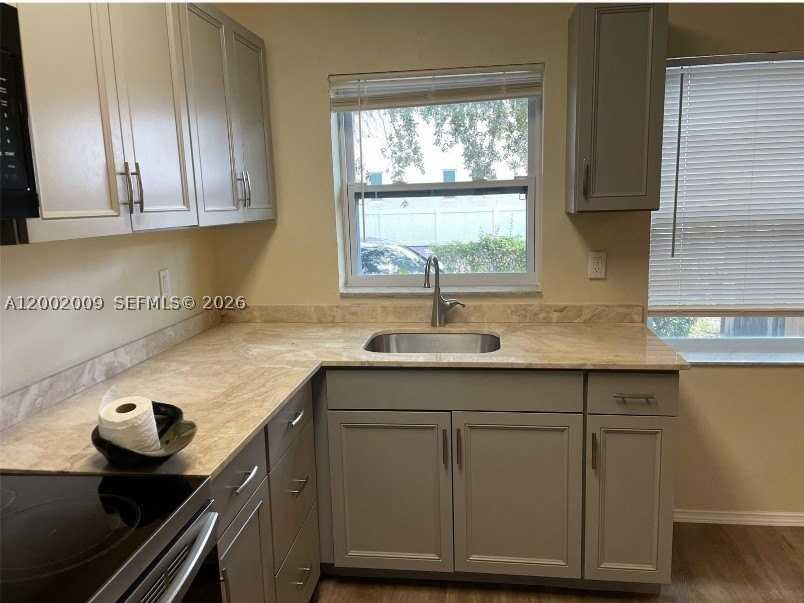1720 Pierce St #1 - Photo 6 of 16