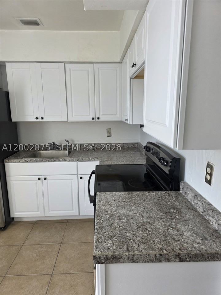412 Sw 10th St #1-2 - Photo 5 of 11