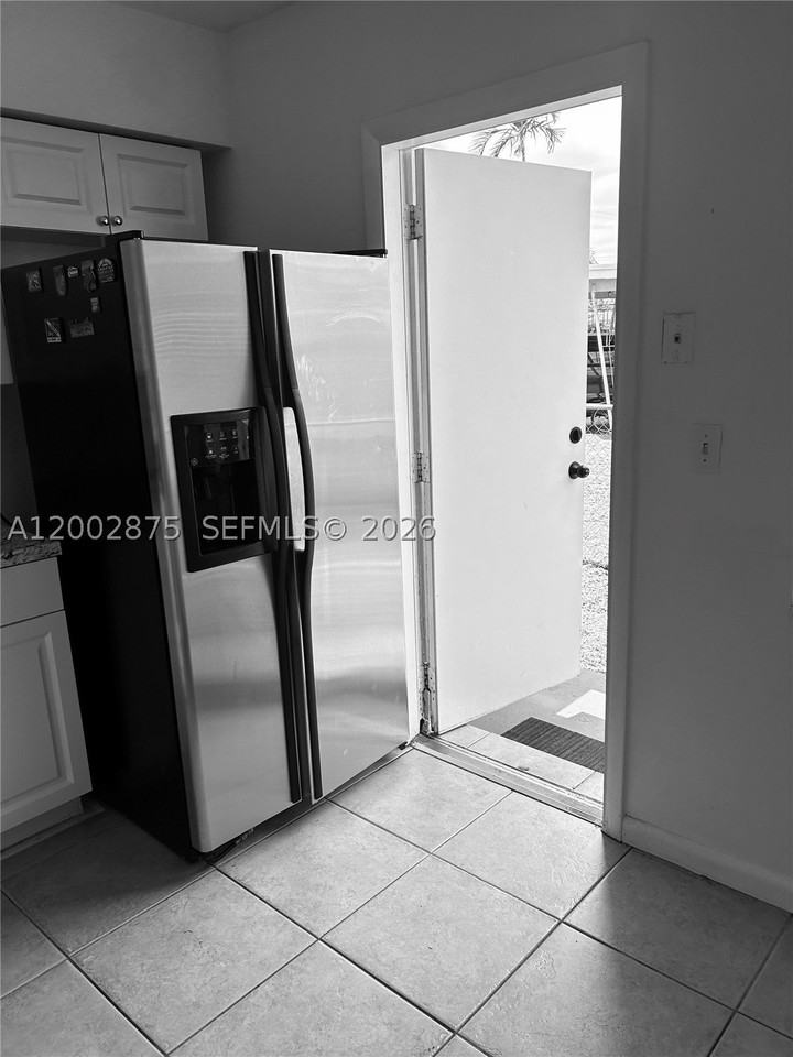 412 Sw 10th St #1-2 - Photo 6 of 11