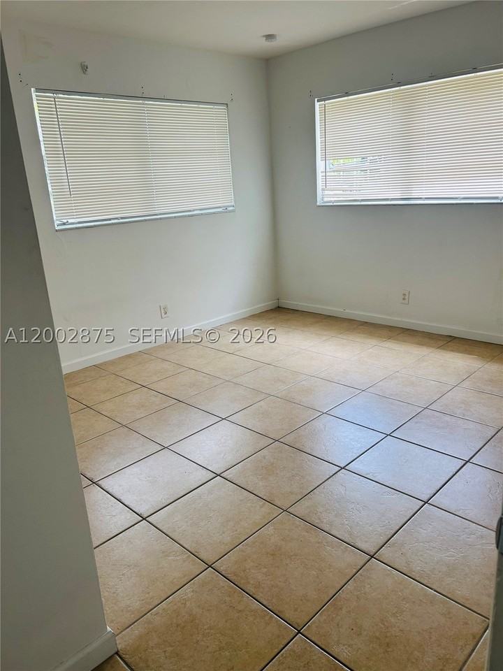 412 Sw 10th St #1-2 - Photo 7 of 11