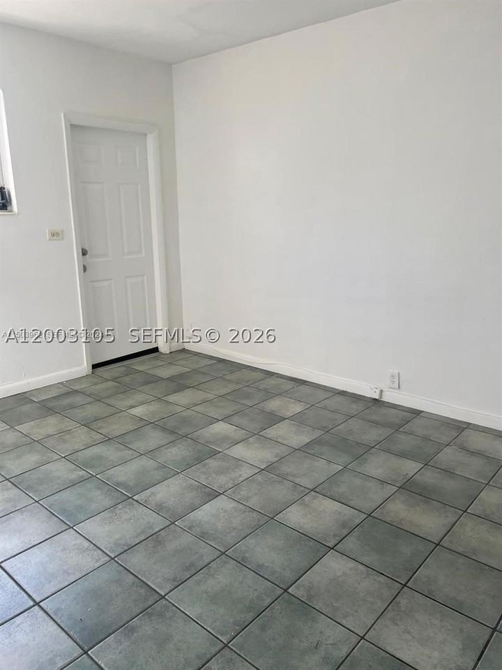 12605 Ne 13th Ave #6 - Photo 4 of 8