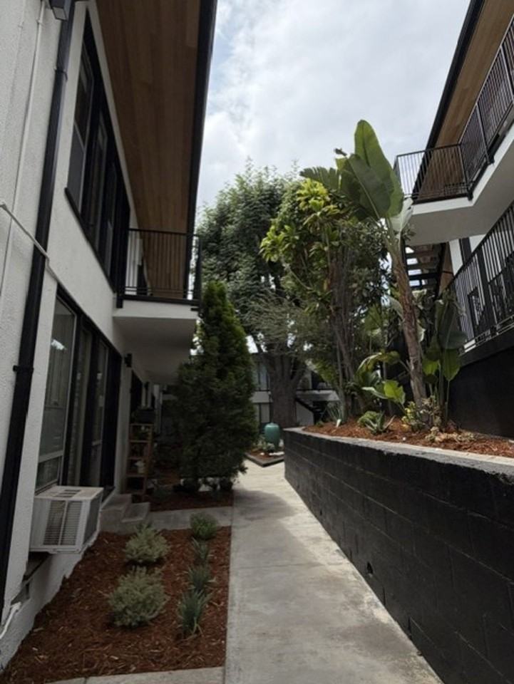 The Claire Manor Apts - Photo 7 of 7