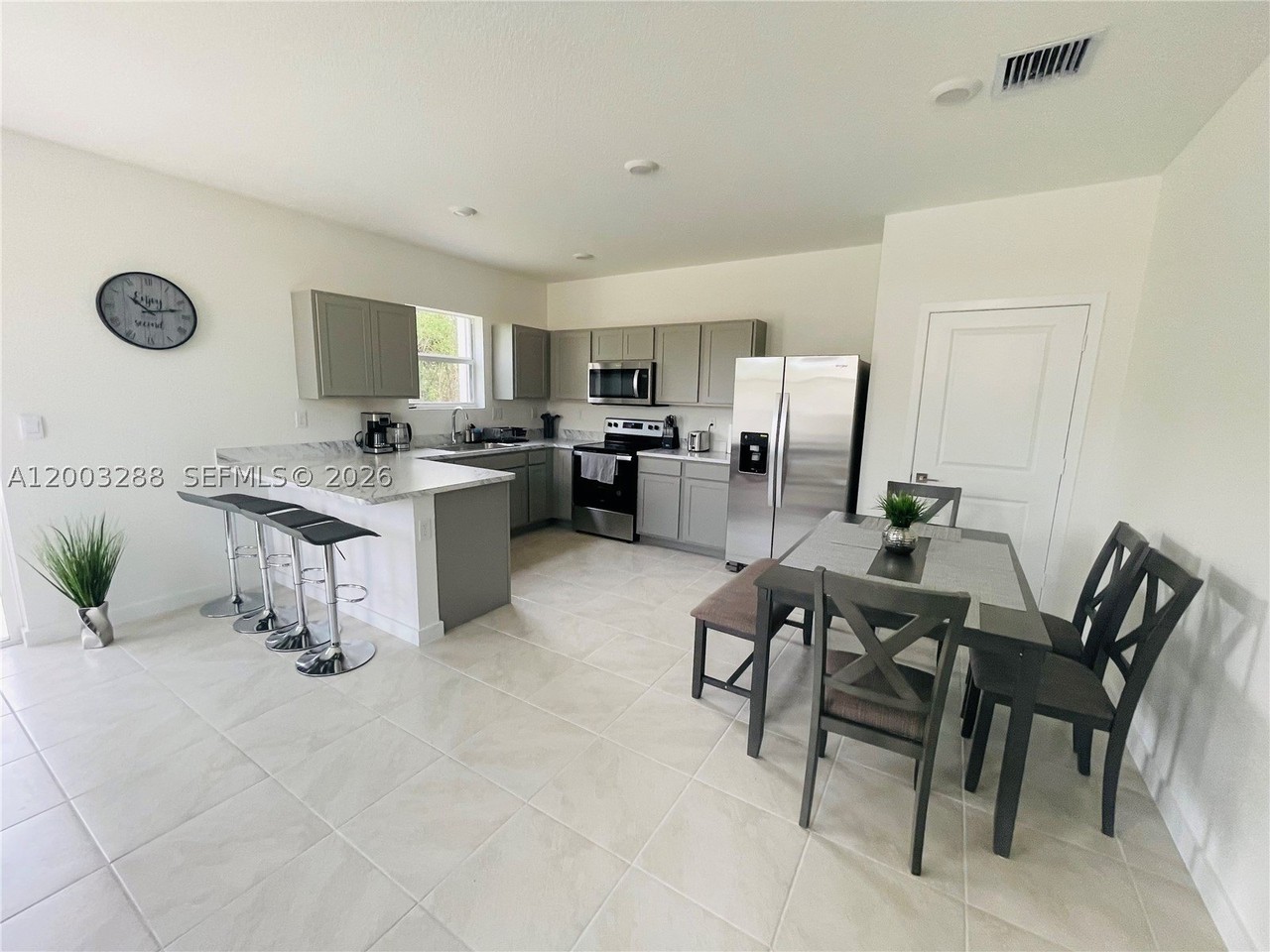 916 Se 19th St #916 - Photo 3 of 17