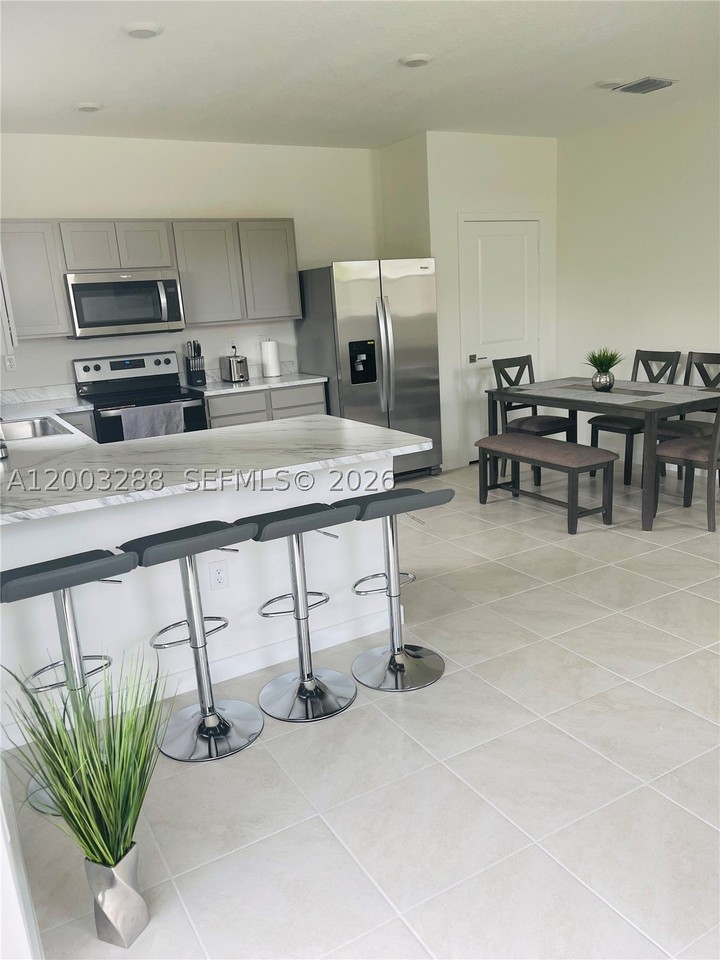 916 Se 19th St #916 - Photo 4 of 17