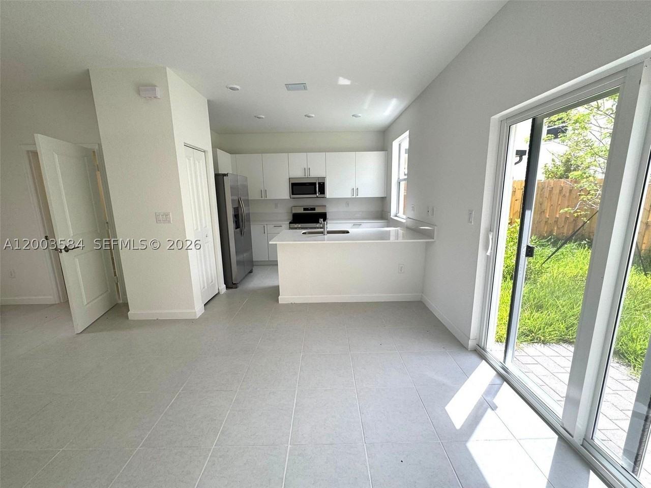 2877 Se 24th Ave - Photo 3 of 23