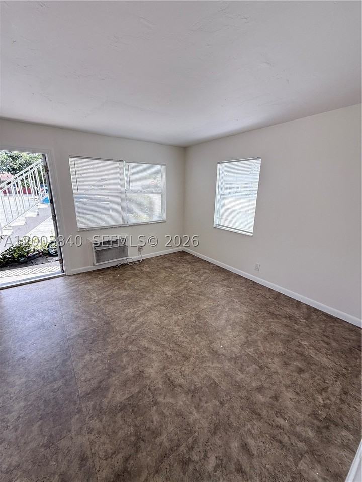 801 N H St #1 - Photo 3 of 12