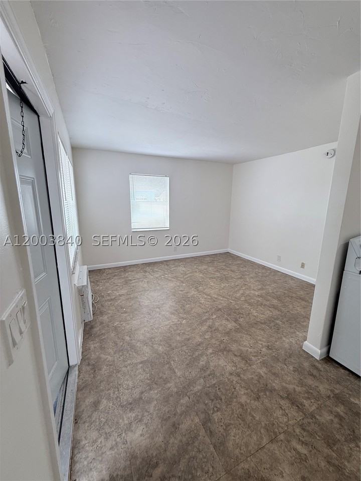 801 N H St #1 - Photo 4 of 12