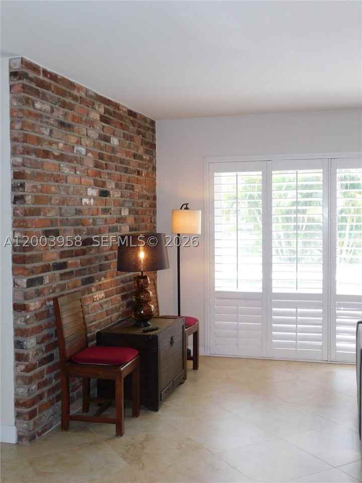 108 Ne 30th St - Photo 6 of 50