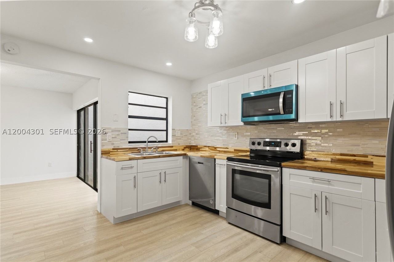 6745 Nw 169th St #G - Photo 4 of 29