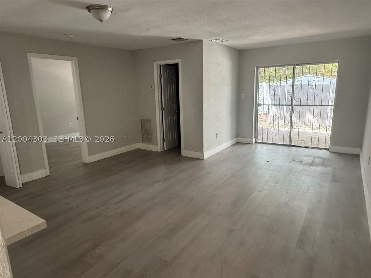 21002 Nw 39th Ave - Photo 5 of 12