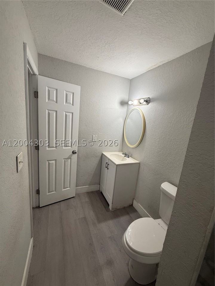 21002 Nw 39th Ave - Photo 7 of 12