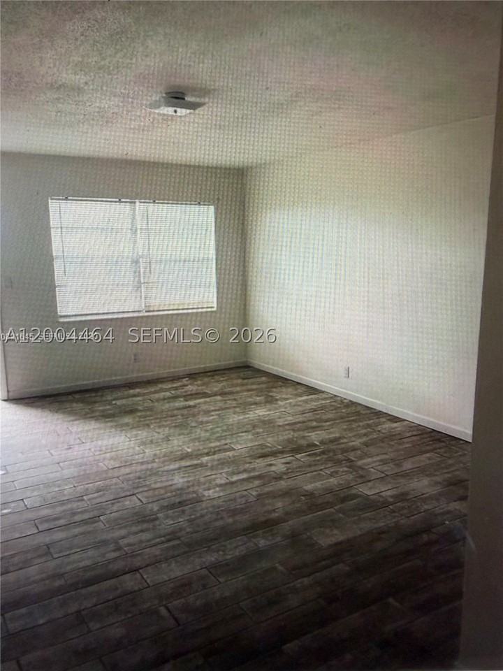 2415 Lincoln St #305 - Photo 4 of 30
