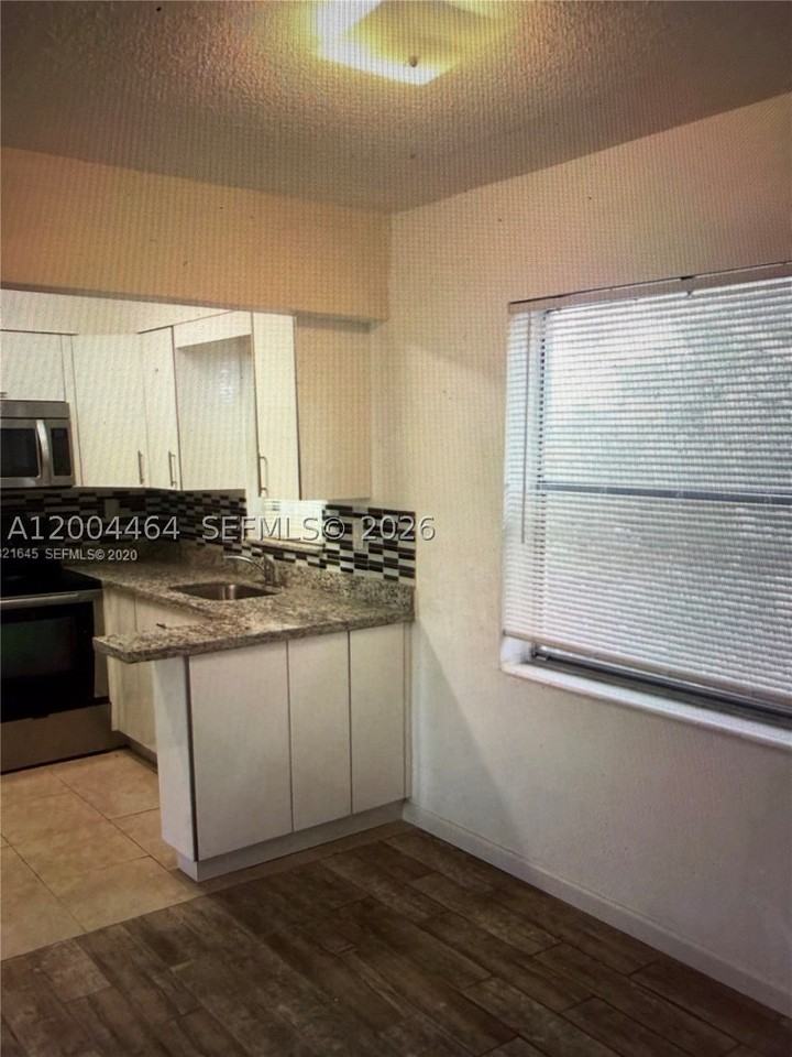 2415 Lincoln St #305 - Photo 5 of 30