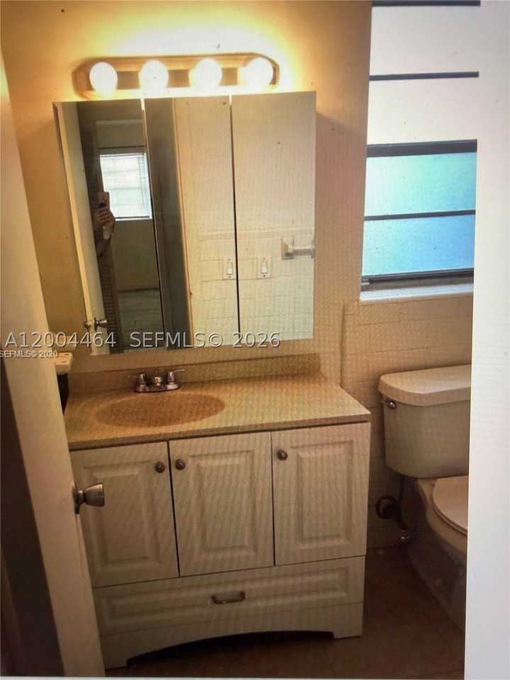 2415 Lincoln St #305 - Photo 7 of 30
