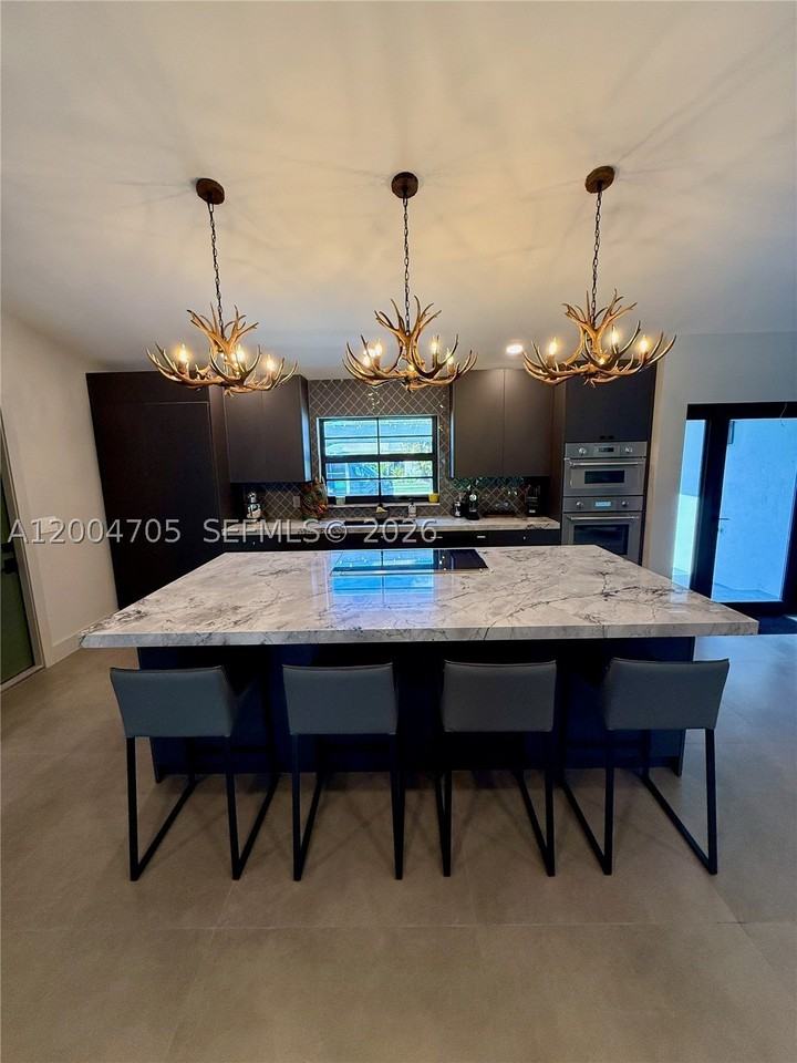 1304 Stratford St - Photo 4 of 30