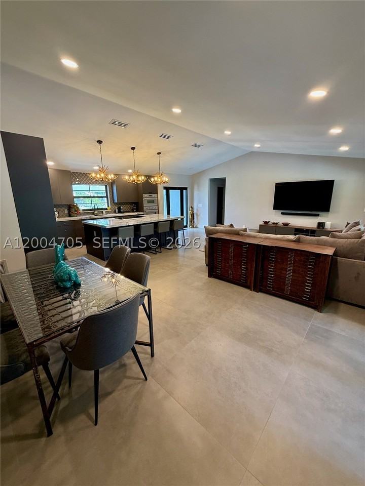 1304 Stratford St - Photo 6 of 30