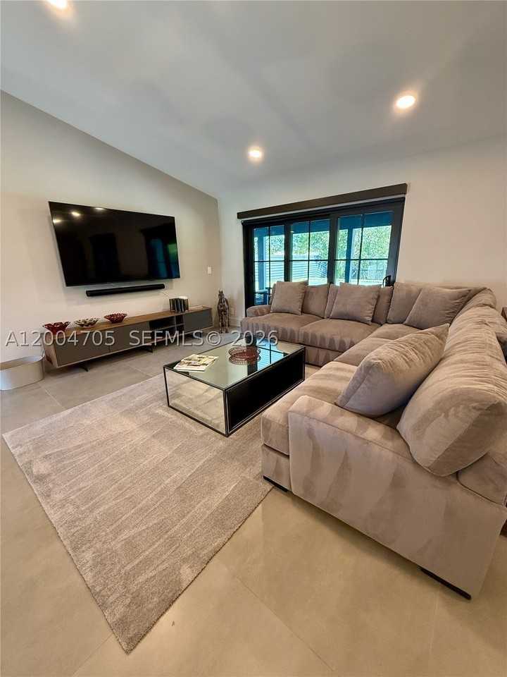1304 Stratford St - Photo 7 of 30