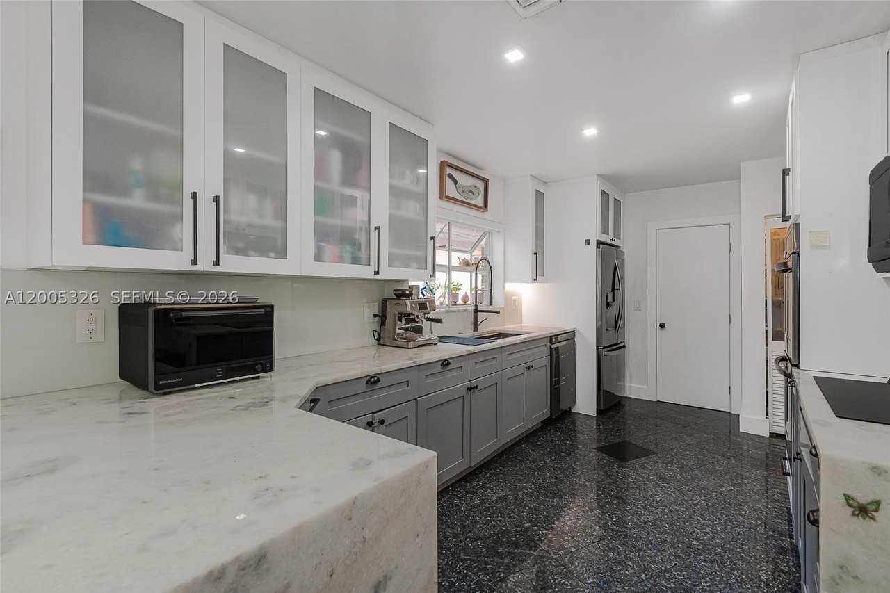 9048 Carlyle Ave - Photo 5 of 24